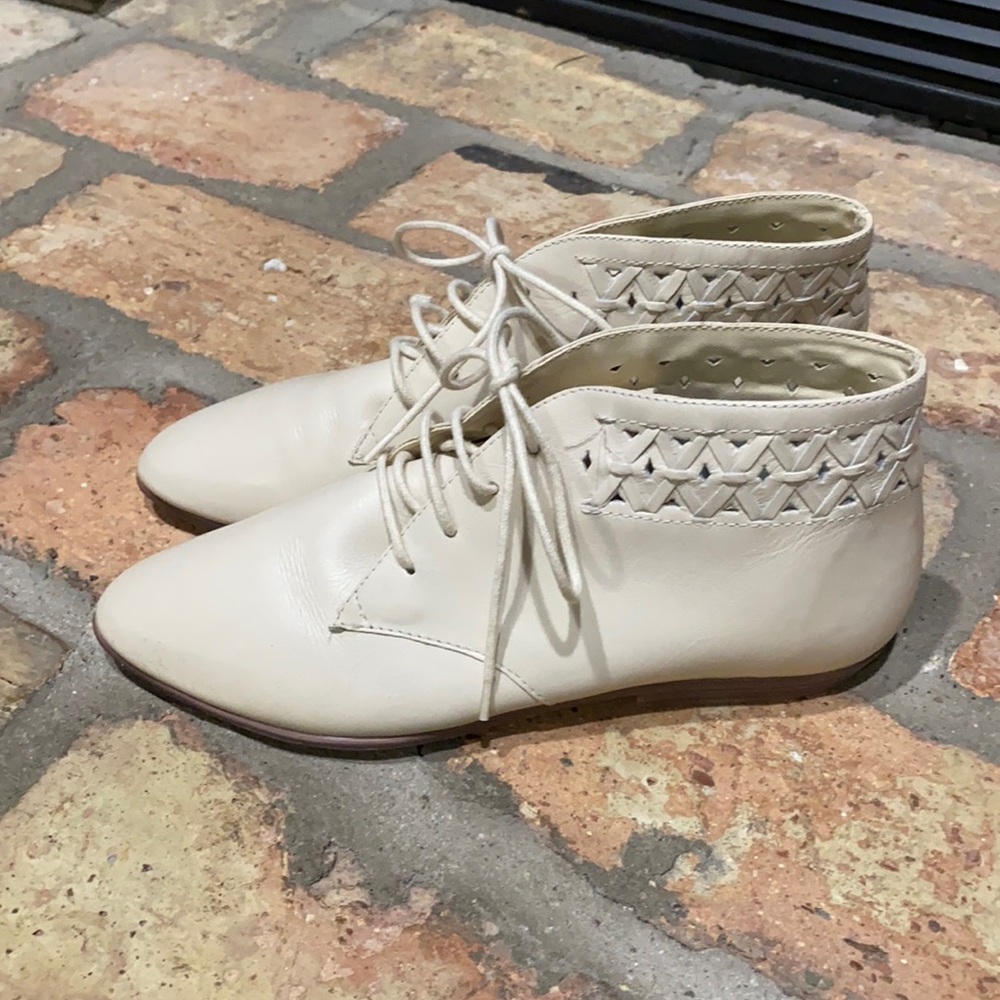 Ellemenno cream leather ankle booties, size 5.5